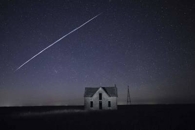 String of satellites baffles residents, bugs astronomers - clickorlando.com - state Texas - state Wisconsin