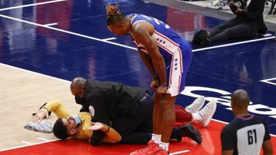 Dwight Howard - Fans Gone Wild: Spectator tries to get on floor at NBA game - fox29.com - Washington - city Washington