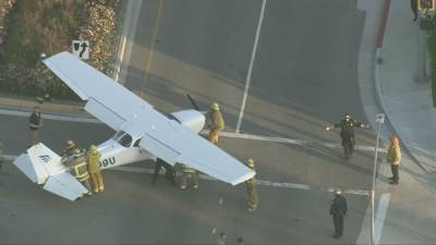 Small plane makes emergency landing on 101 Freeway - fox29.com - county Ventura