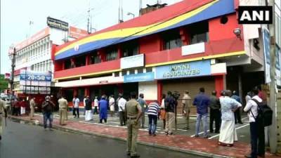 Long queues seen outside liquor shops as Kerala eases Covid-19 lockdown curbs - livemint.com - India