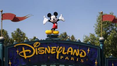 Mickey Mouse - Minnie Mouse - Disneyland Paris reopens, but Mickey Mouse won't give hugs - rte.ie - France