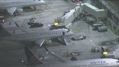 Flight leaving LAX interrupted after passenger opens door, jumps onto taxiway - fox29.com - Los Angeles - city Los Angeles - city Salt Lake City
