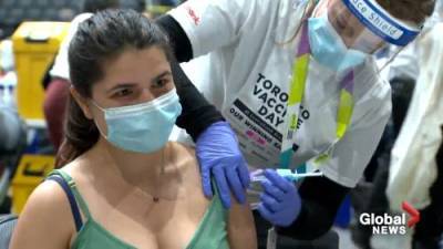 Toronto’s Scotiabank Arena hosts massive, record-breaking vaccination clinic - globalnews.ca