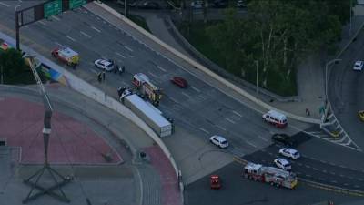 Franklin Bridge - Tractor-trailer flips coming off the Ben Franklin Bridge, tying up traffic - fox29.com - city Old