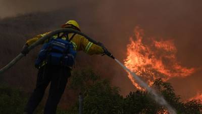 Joe Biden - Biden to raise federal firefighter pay to $15 an hour ahead of wildfire season - fox29.com - Washington