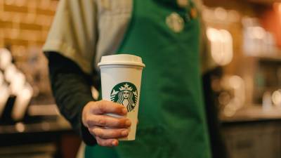 Starbucks bringing back reusable cup service nationwide - fox29.com