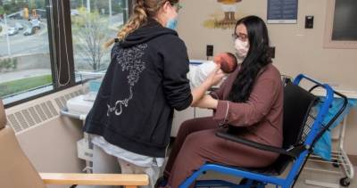 Ontario nurse with COVID-19 meets newborn son one week after birth - globalnews.ca