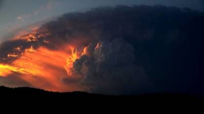 Dramatic timelapse of fast-moving B.C. wildfire burning near Kamloops during sunset - globalnews.ca