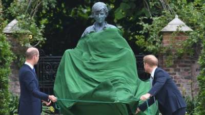 Diana Princessdiana - British Princes William and Harry unveil Princess Diana statue in London - globalnews.ca - Britain - city London - county Prince William