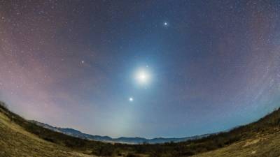 Mars, Venus, moon appear close together in planetary conjunction - fox29.com