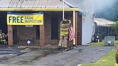Firefighter saves flag as flames creep toward it - fox29.com - Usa - state Georgia - county Bartow