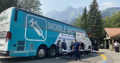 COVID-19: Alberta’s 1st mobile vaccination clinic rolls into Kananaskis Country - globalnews.ca