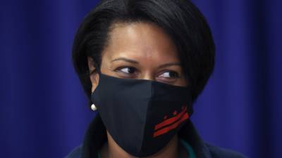 Muriel Bowser - DC Mayor Muriel Bowser restores mask mandates indoors – regardless of vaccination status - fox29.com - Washington