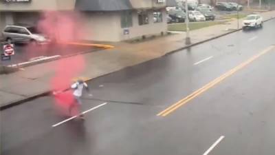 WATCH: Dye pack explodes on suspected bank robber in New Jersey - fox29.com - state New Jersey - city Springfield - city Newark