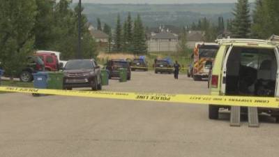 Man, dog shot and killed in southwest Calgary, suspect on the loose - globalnews.ca