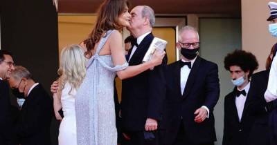 Jessica Chastain - Nicolas Sarkozy - Cannes film president breaks Covid kissing rule on first red carpet - msn.com - France