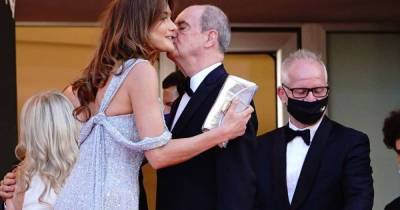 Jessica Chastain - Nicolas Sarkozy - Cannes film festival president breaks Covid kissing rule on first red carpet - msn.com - France