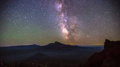Stunning time-lapse shows Perseids meteors streak across night sky - fox29.com - state Oregon