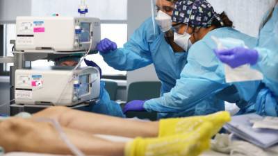 Mario Tama - Overwhelmed hospitals face nurse shortages amid US COVID-19 surge - fox29.com - Usa - county Lake - state Arizona - state Louisiana - county Charles - city Tucson, state Arizona