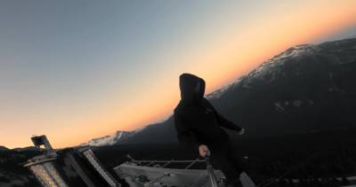 ‘Extremely dangerous’: Toronto man films himself climbing Whistler Peak-2-Peak Gondola - globalnews.ca