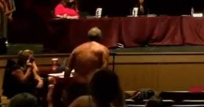 Texas dad strips down at school board meeting to argue for mask-wearing - globalnews.ca - state Texas