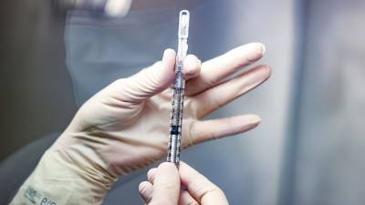 Half of US workers favor COVID-19 vaccine mandate, AP-NORC poll finds - fox29.com - New York - Usa