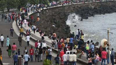 Maharashtra: People throng Juhu beach, Marine Drive after state eases Covid curbs. See pics - livemint.com - India - city Mumbai