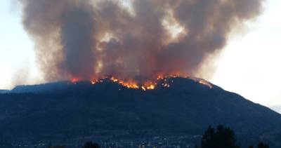 Wildfire near Penticton, B.C. balloons to 100 hectares, marches towards luxury development - globalnews.ca