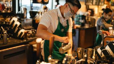 Starbucks to raise starting barista wages to $12 per hour, dole out 5% pay increases - fox29.com - Usa