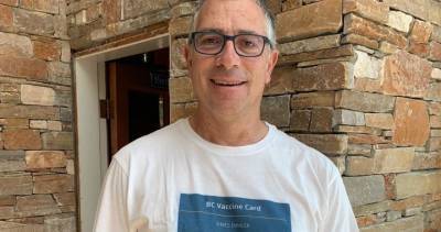 B.C. man puts COVID-19 vaccine card QR code on T-shirt - globalnews.ca