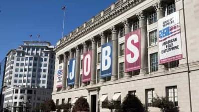 US jobless claims remained near pandemic low last week - livemint.com - Usa - India