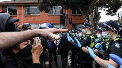 Anti-lockdown protesters clash with police in Australia - rte.ie - Australia - city Canberra