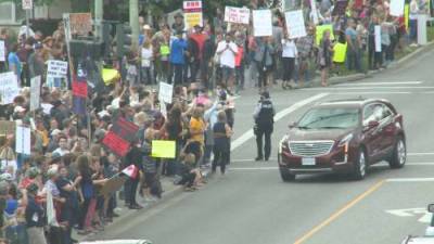 Several hundred protest COVID-19 measures outside of Kelowna General Hospital - globalnews.ca