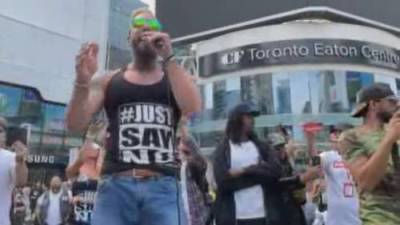 Police tussle with anti-vaccine certificate protesters targeting Toronto mall - globalnews.ca