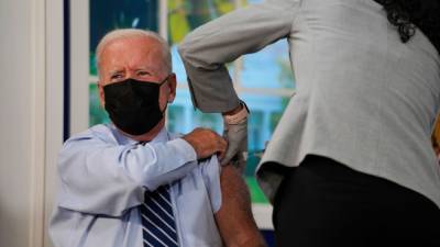 Joe Biden - President Joe Biden Gets COVID-19 Booster Shot on Camera - etonline.com - Usa