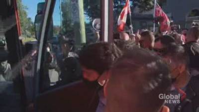Justin Trudeau - Moment when protesters throw gravel on Trudeau in London, Ont. - globalnews.ca - city London
