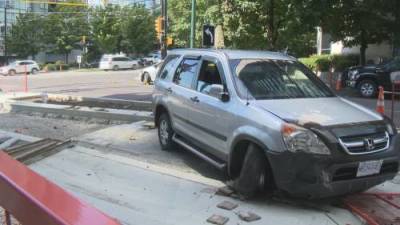 SUV narrowly misses pedestrians in downtown Vancouver - globalnews.ca