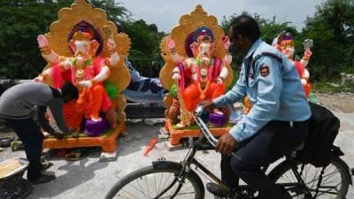 Kishori Pednekar - Ganesh Chaturthi: Mumbai Police prohibits darshan in pandals amid Covid. Details here - livemint.com - India - city Mumbai