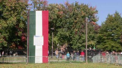 Christopher Columbus - Box covering Christopher Columbus statue in Philadelphia painted with colors of Italian flag - fox29.com - Usa - Italy - county Day - Philadelphia - Columbus - city Columbus, county Day