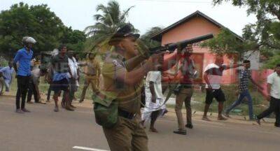 Mullaithivu Protest: Police fire tear gas to prevent two groups of fishermen from clashing - newsfirst.lk - Sri Lanka