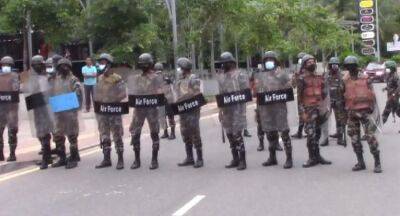 Sarath Fonseka - Protest walk by Aragalaya duo blocked - newsfirst.lk - Sri Lanka