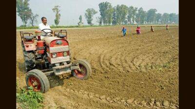 More than 22 crore soil health cards distributed to farmers: Tomar - livemint.com - India