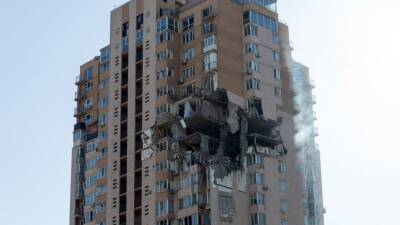 Volodymyr Zelenskyy - Kyiv high-rise apartment building hit by missile strike - fox29.com - Usa - Russia - Ukraine