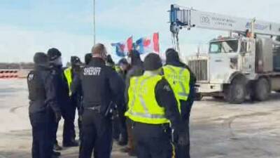Jason Kenney - Traffic moving again, but protesters remain at Alberta-U.S. border - globalnews.ca