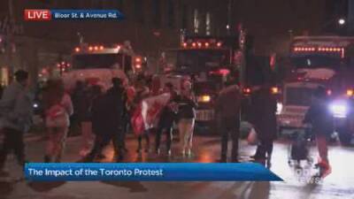 Trucks block major Toronto roads as anti-mandate demonstration interrupts downtown core - globalnews.ca