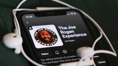 Fox Business - Joe Rogan - Jakub Porzycki - Daniel Ek - Spotify won't be 'silencing' Joe Rogan amid controversy: CEO - fox29.com - Poland