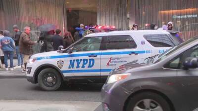 Eric Adams - 2 people stabbed at Museum of Modern Art - fox29.com - New York - city Manhattan