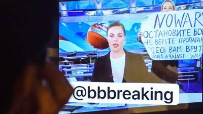 Vladimir Putin - Woman disrupts Russian TV newscast to protest Ukraine invasion, urges viewers 'Don't believe the propaganda!' - fox29.com - Usa - Britain - Russia - city Moscow - Ukraine