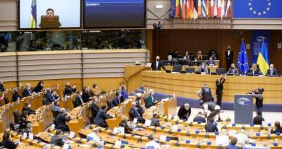Translator chokes up as Zelenskyy gives emotional address to EU parliament - globalnews.ca - Britain - Eu - Russia - Ukraine