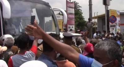 (VIDEO) Locals furious over kerosene shortage block Baseline Road - newsfirst.lk - Sri Lanka
